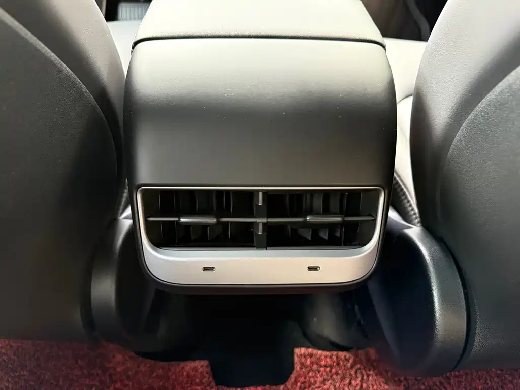 Tesla Model Y 2025 — фото 16