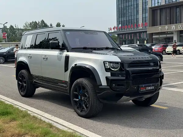 Land Rover Defender 2023