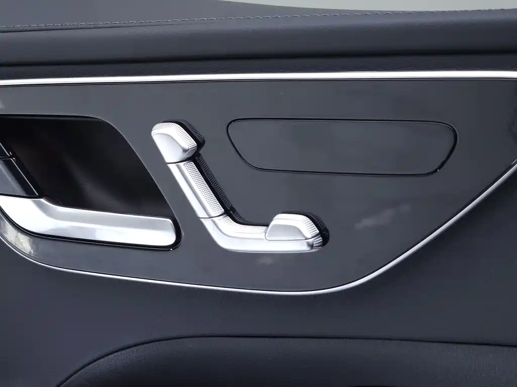 Mercedes-Benz C-Class 2024 — фото 11