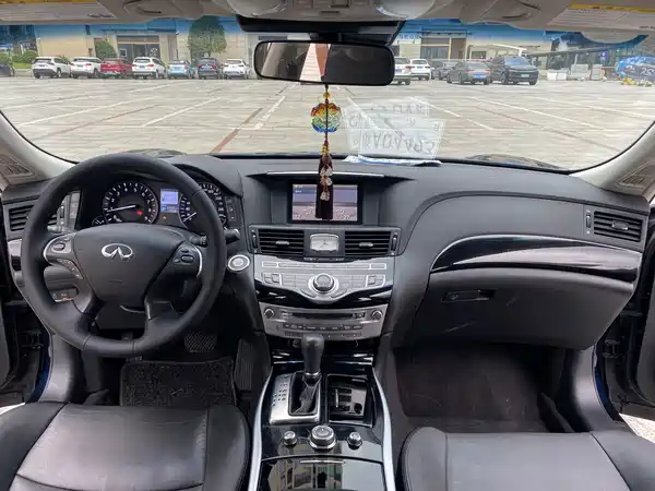 Infiniti Q70 2016