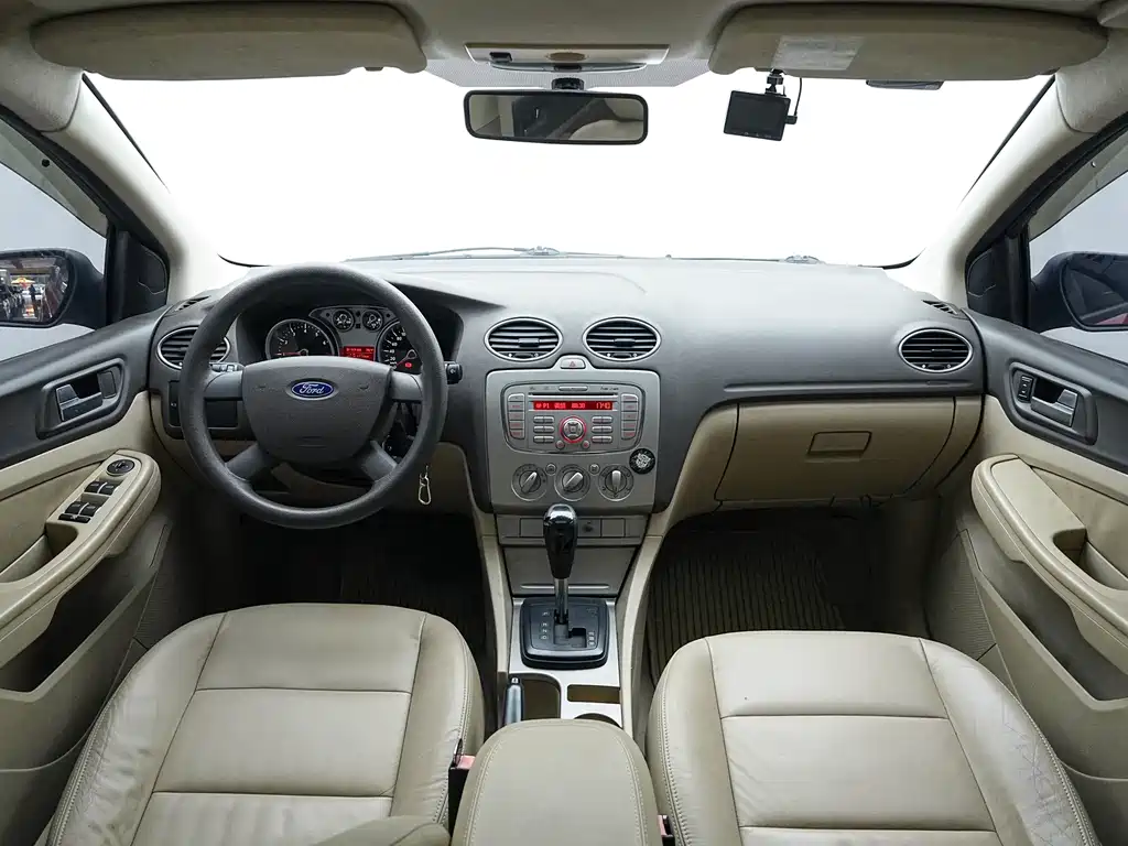 Ford Focus 2011 — фото 16