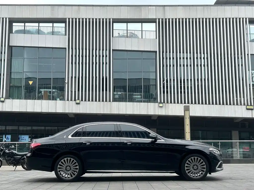 Mercedes-Benz E-Class 2023 — фото 18
