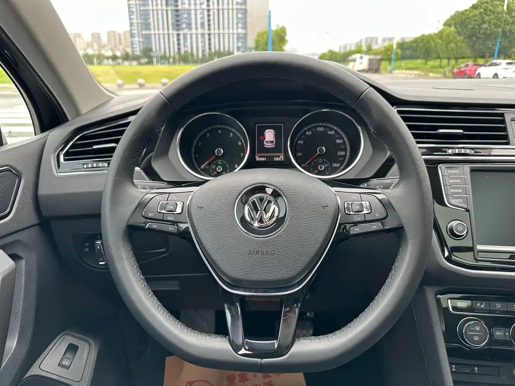 Volkswagen Tiguan L 2018 — фото 15