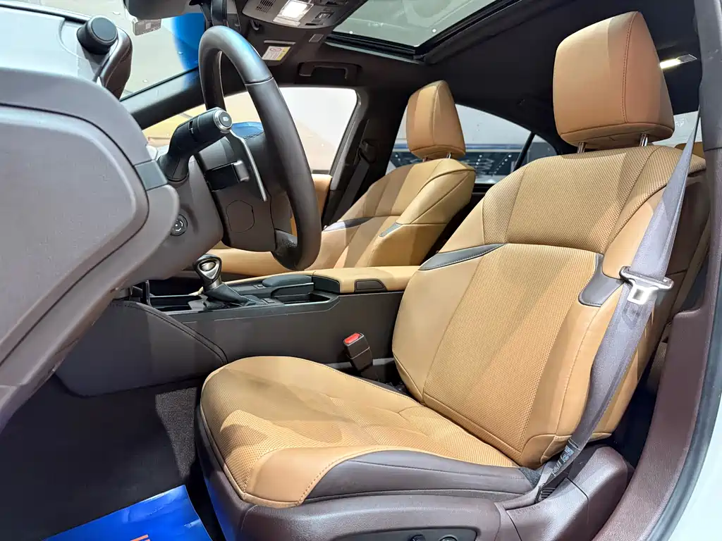 Lexus ES 2020 — фото 13