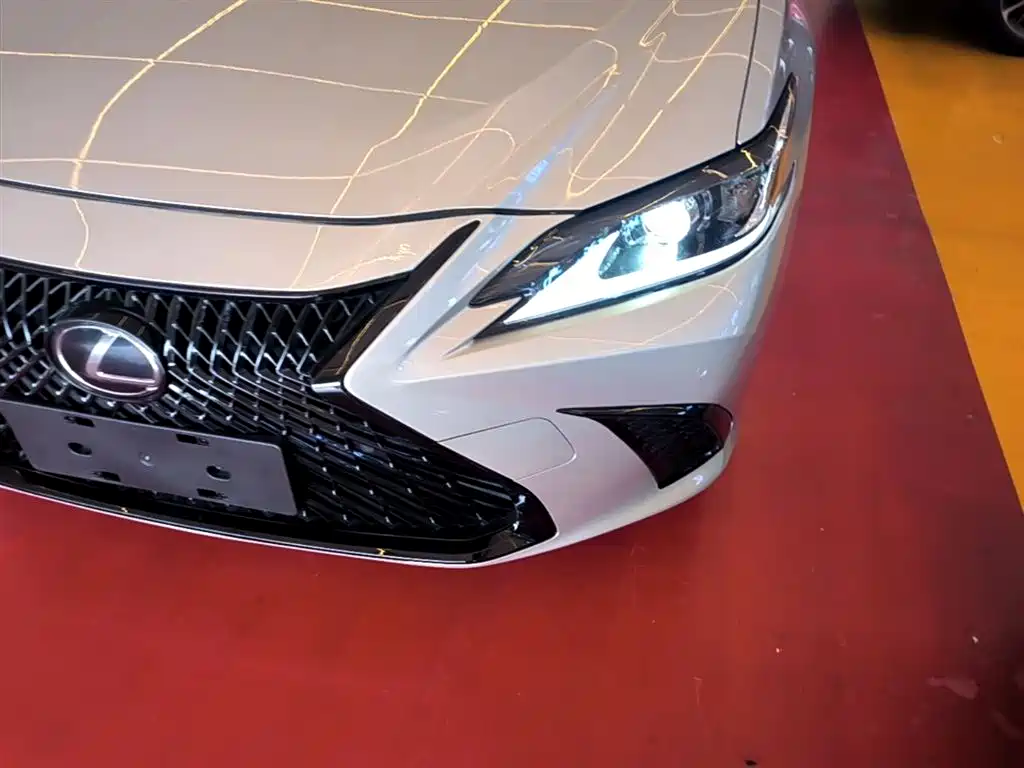 Lexus ES 2019 — фото 24