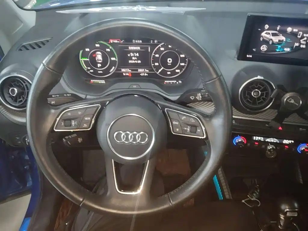 Audi Q2L e-tron 2020 — фото 11