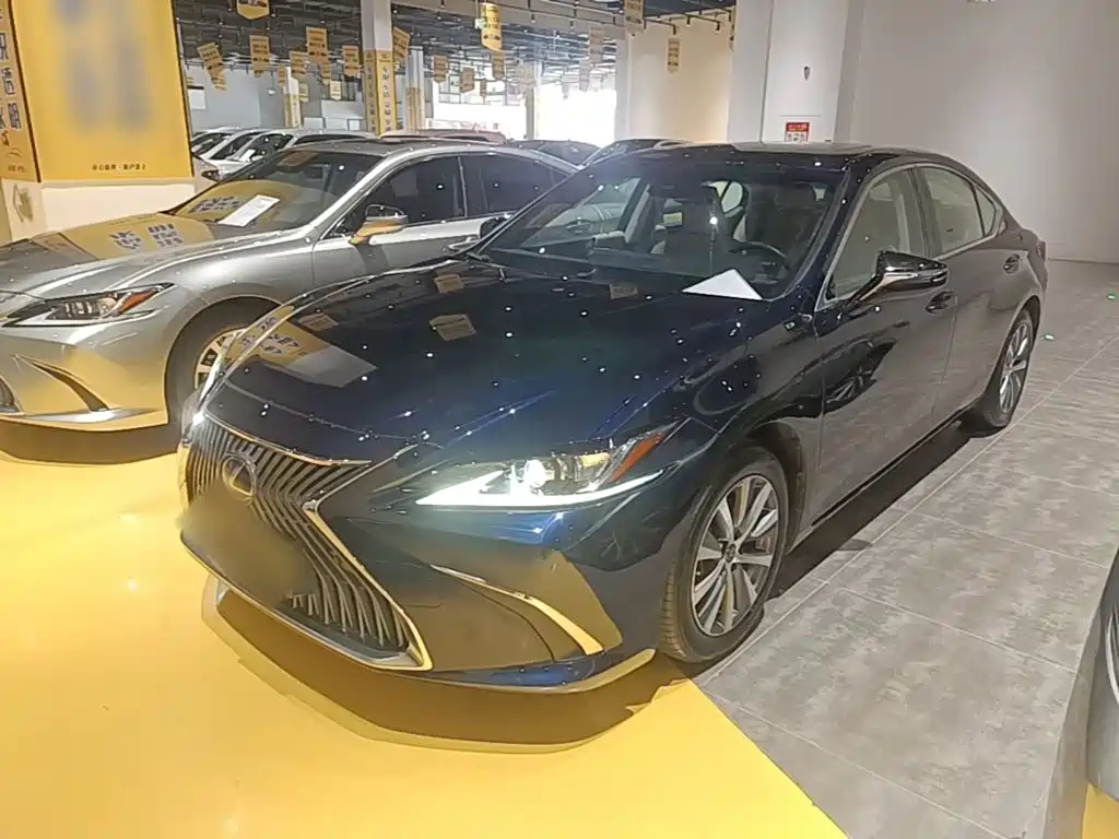 Lexus ES 2019 — фото 1