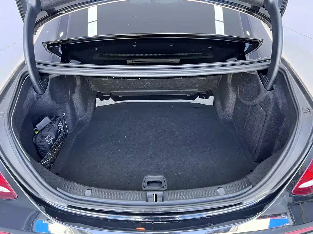 Mercedes-Benz E-Class 2019 — фото 19