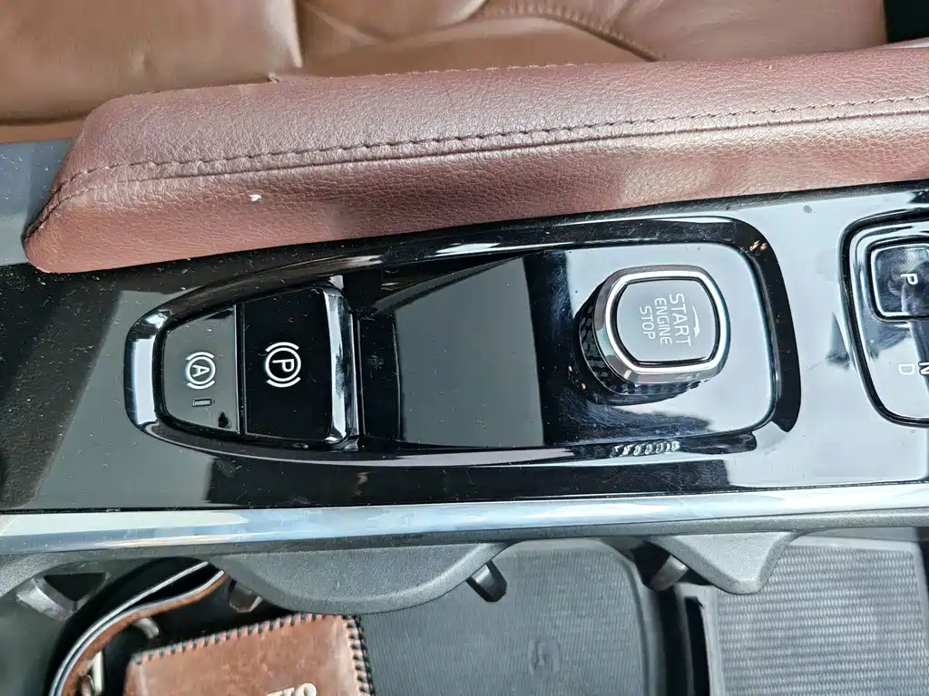 Volvo XC60 2023 — фото 23