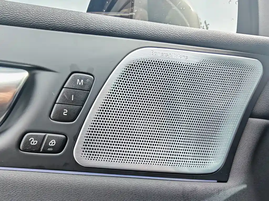 Volvo XC60 2023 — фото 37