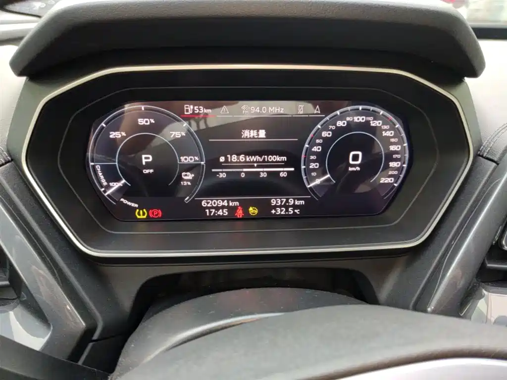 Audi Q4 e-tron 2023 — фото 12