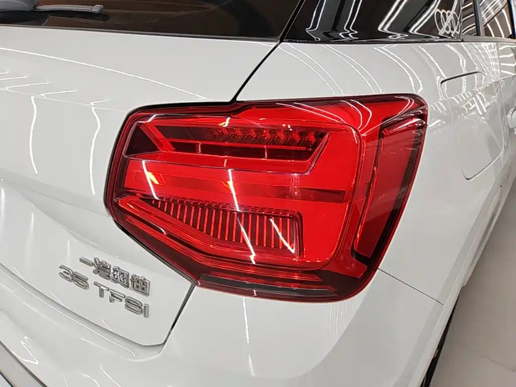 Audi Q2L 2023 — фото 8
