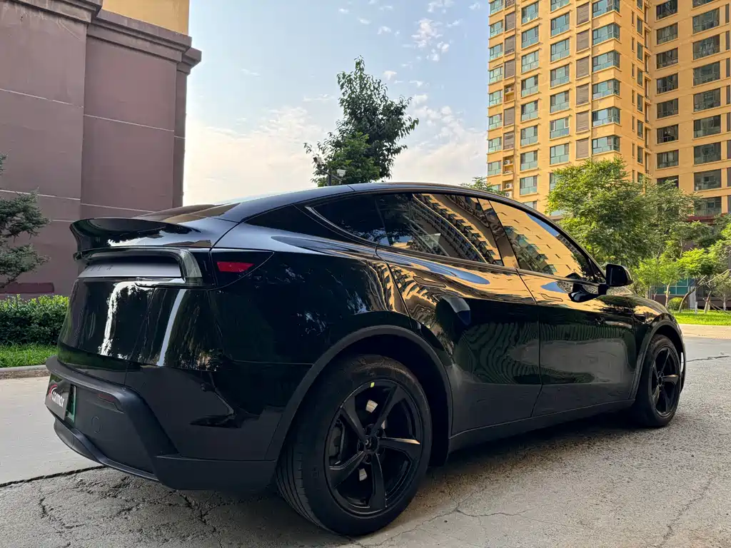 Tesla Model Y 2025
