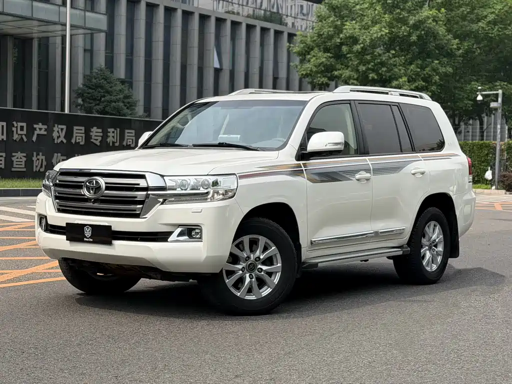 Toyota Land Cruiser 2017 — фото 1