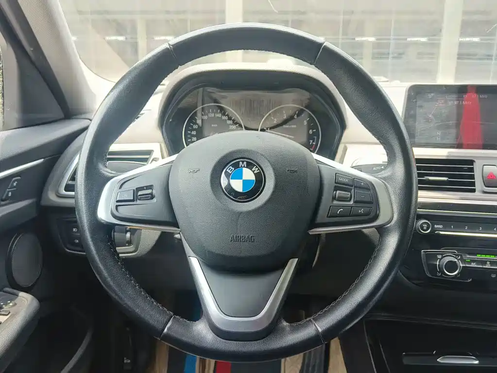 BMW 1 Series 2017 — фото 13
