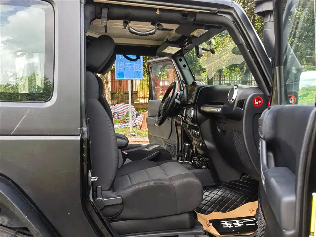Jeep Wrangler 2011 — фото 10