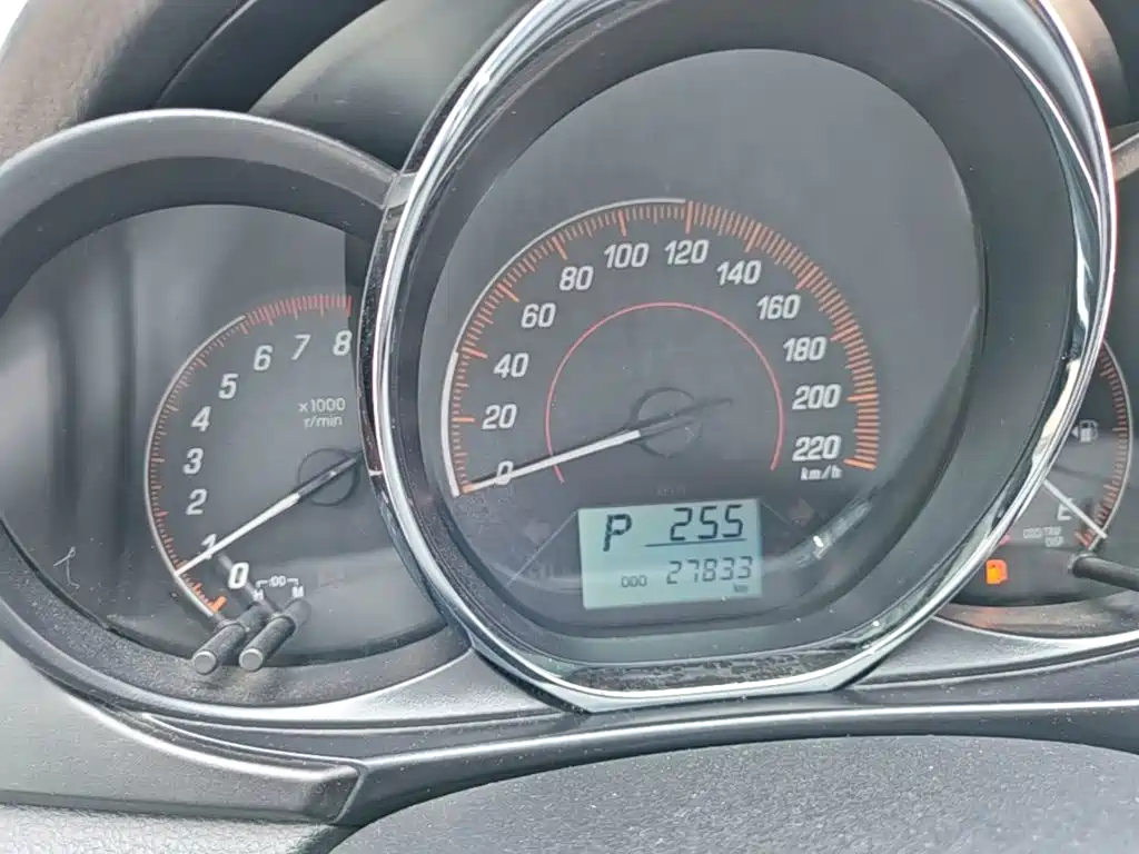 Toyota Yaris L 2020 — фото 12