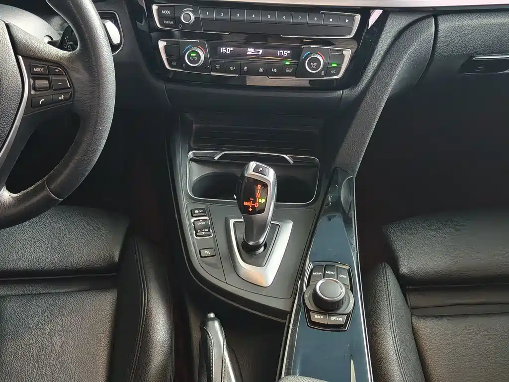 BMW 3 Series 2018 — фото 12