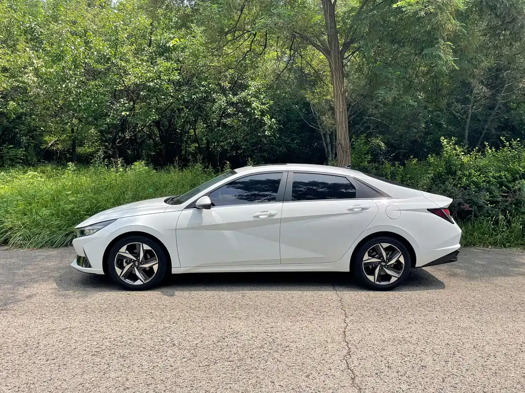 Hyundai Elantra 2023 — фото 12