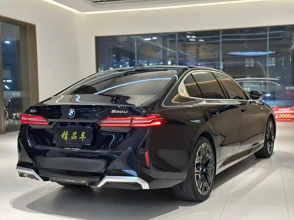 BMW 5 Series 2025 — фото 11
