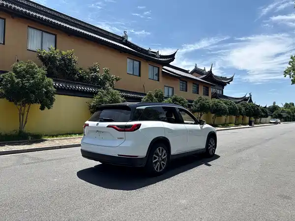 NIO ES8 2021