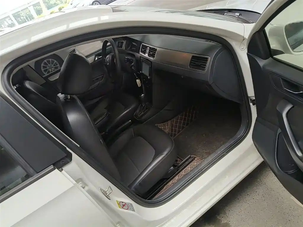 Skoda Rapid Spaceback 2015 — фото 11