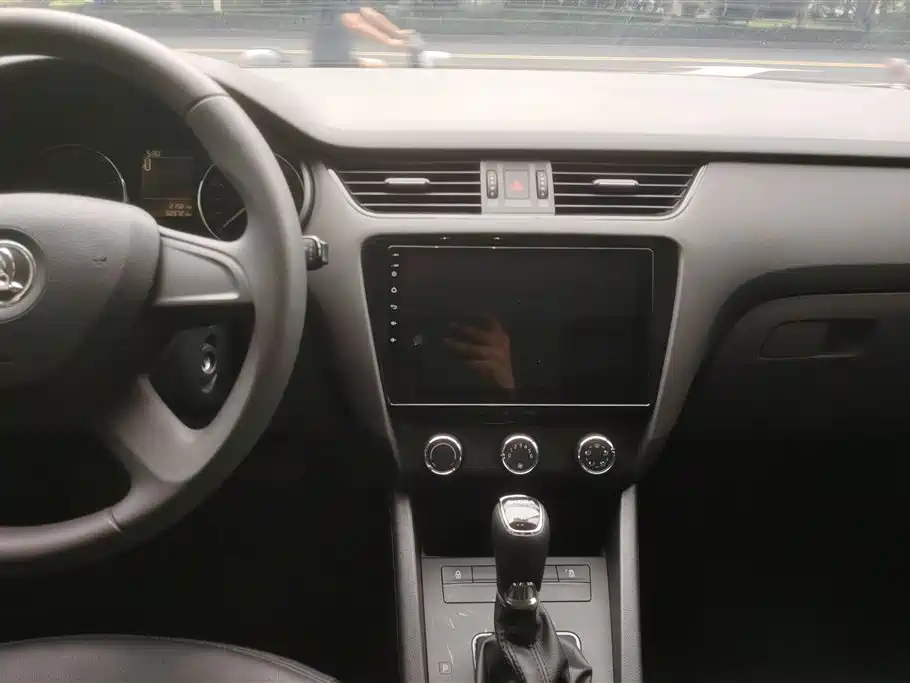 Skoda Octavia 2015 — фото 13