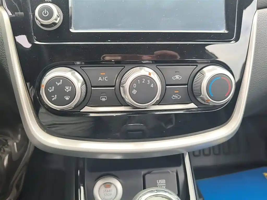 Nissan Tiida 2017 — фото 13