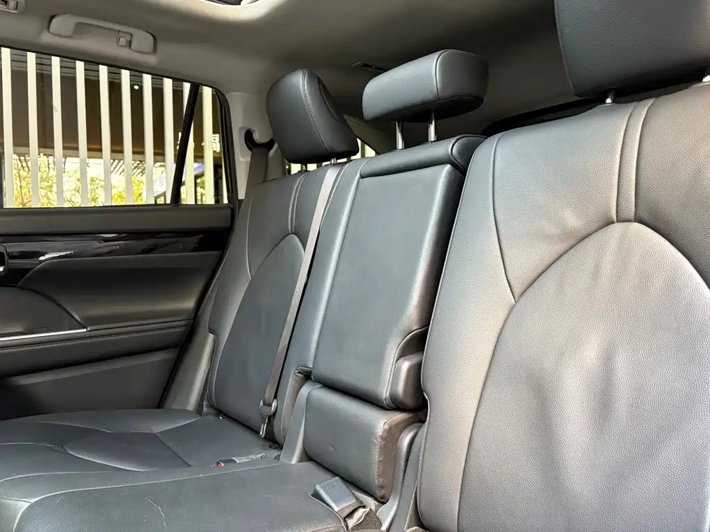 Toyota Highlander 2023 — фото 12