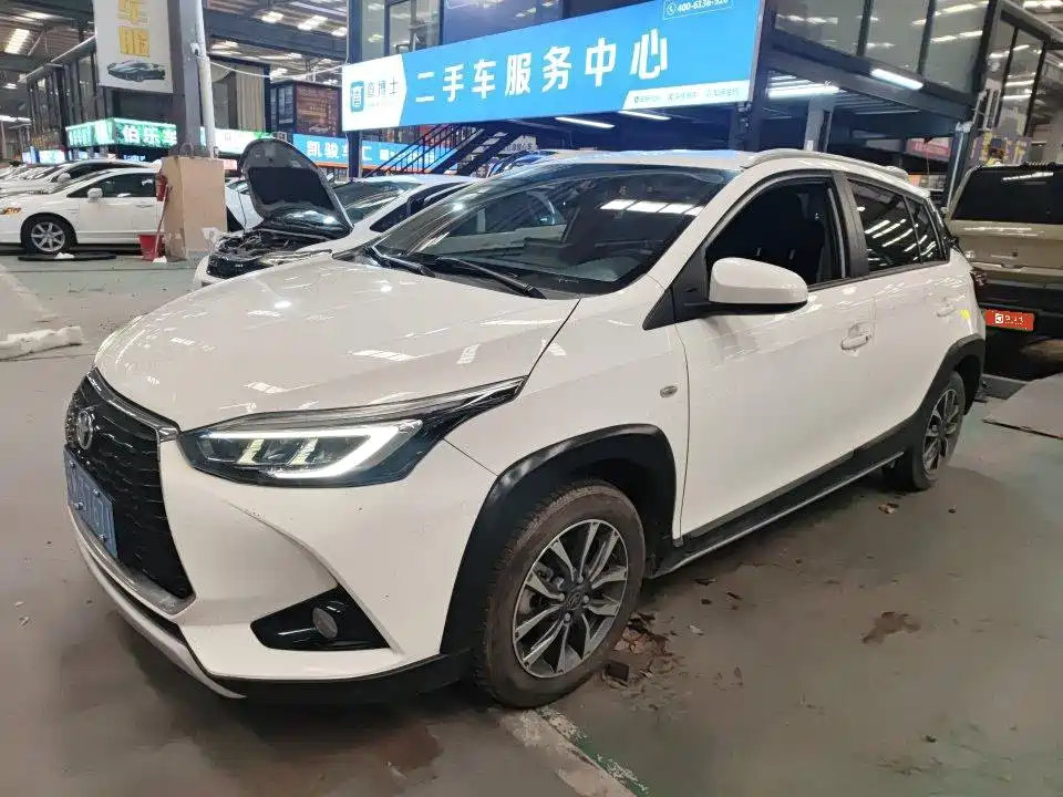 Toyota Yaris L 2022 — фото 1