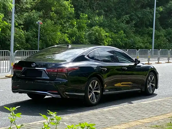 Lexus LS 2023