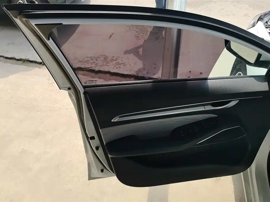 Geely Emgrand 2023