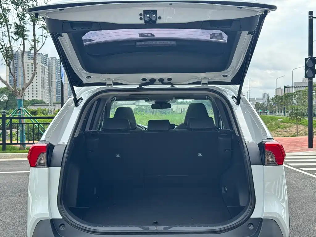 Toyota RAV4 2024 — фото 13