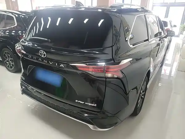 Toyota Granvia 2023