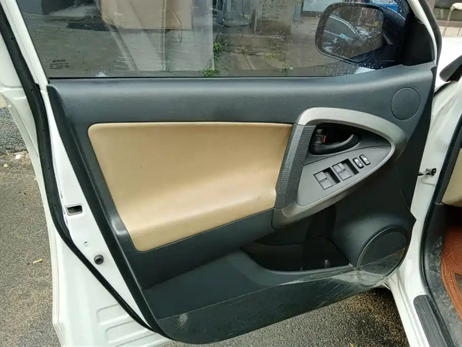 Toyota RAV4 2011