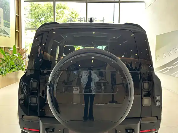 Land Rover Defender 2025
