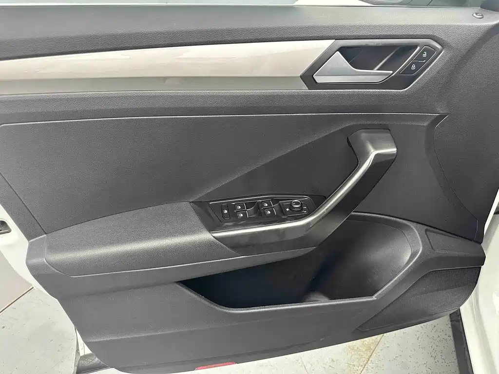 Volkswagen T-Roc 2023 — фото 9