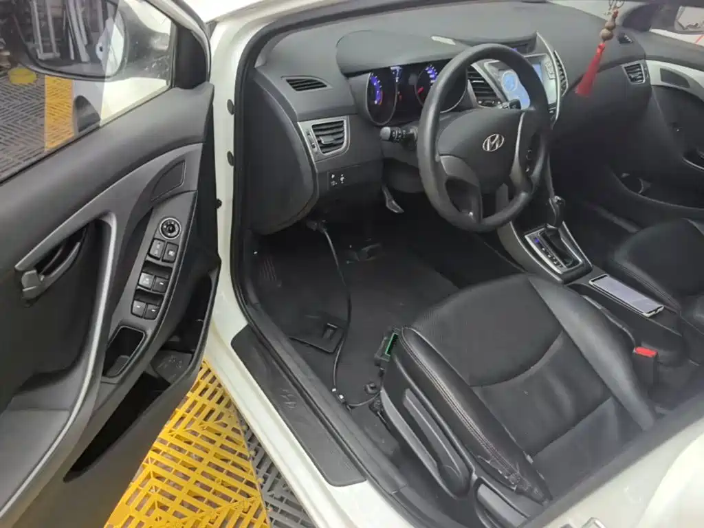Hyundai Elantra 2016 — фото 16