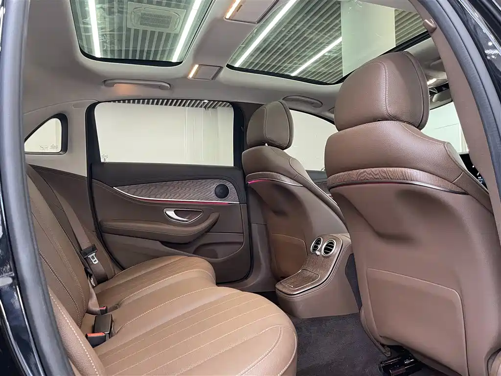 Mercedes-Benz E-Class 2023 — фото 12