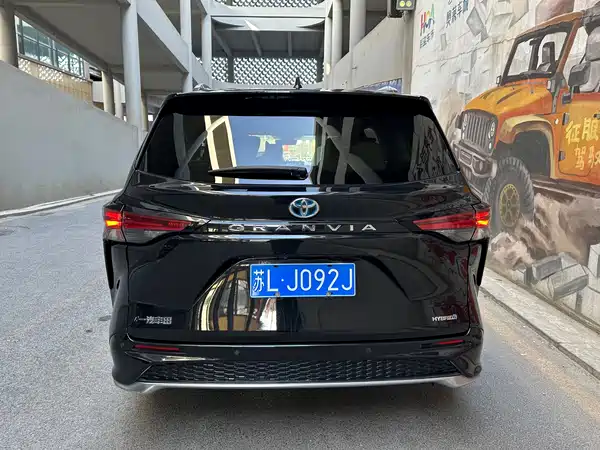 Toyota Granvia 2023