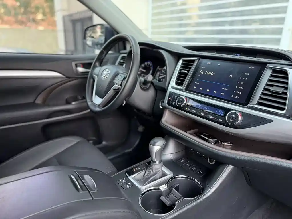 Toyota Highlander 2022 — фото 10