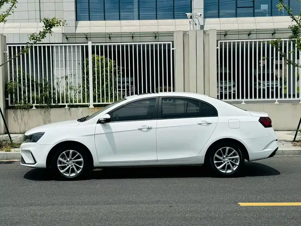 Geely Emgrand 2021