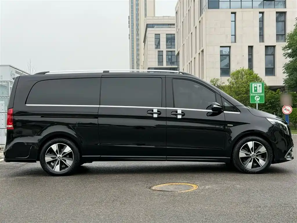 Mercedes-Benz V-Class 2023 — фото 10
