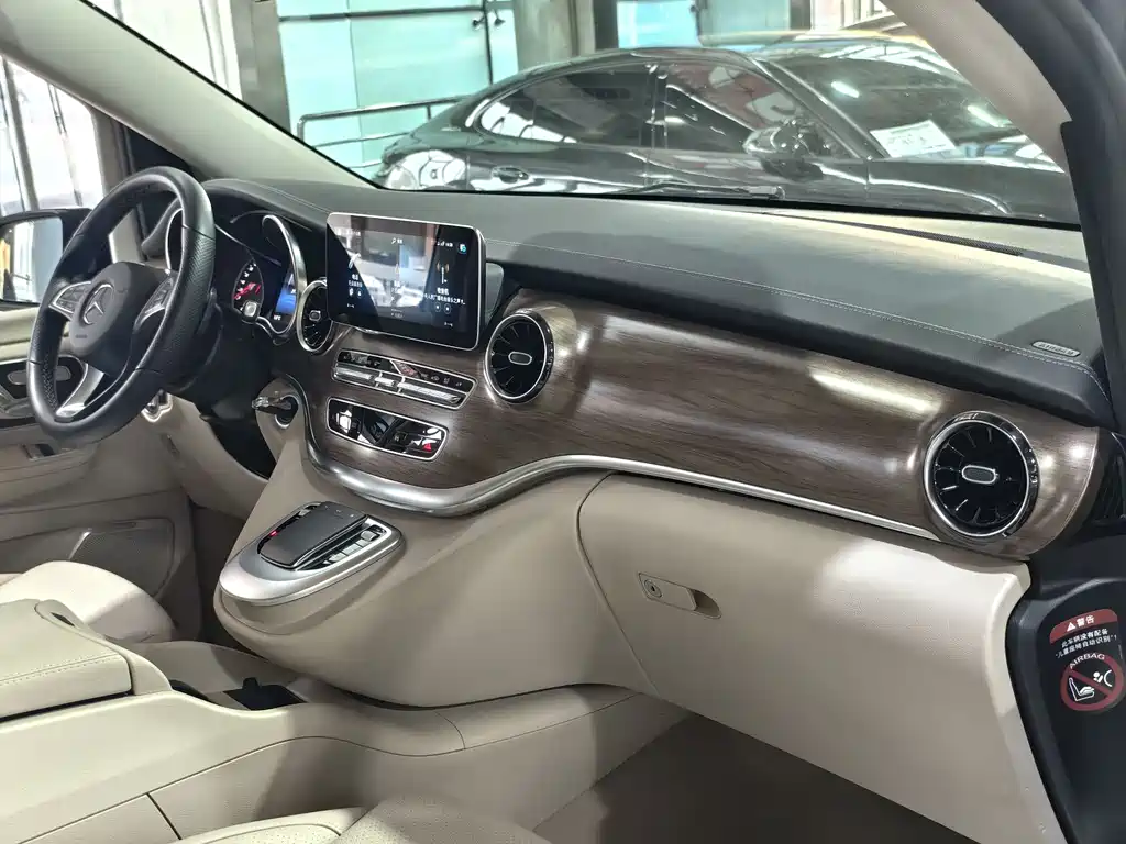 Mercedes-Benz V-Class 2023 — фото 16