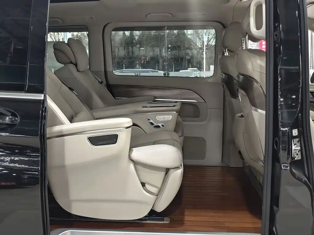 Mercedes-Benz V-Class 2023 — фото 17