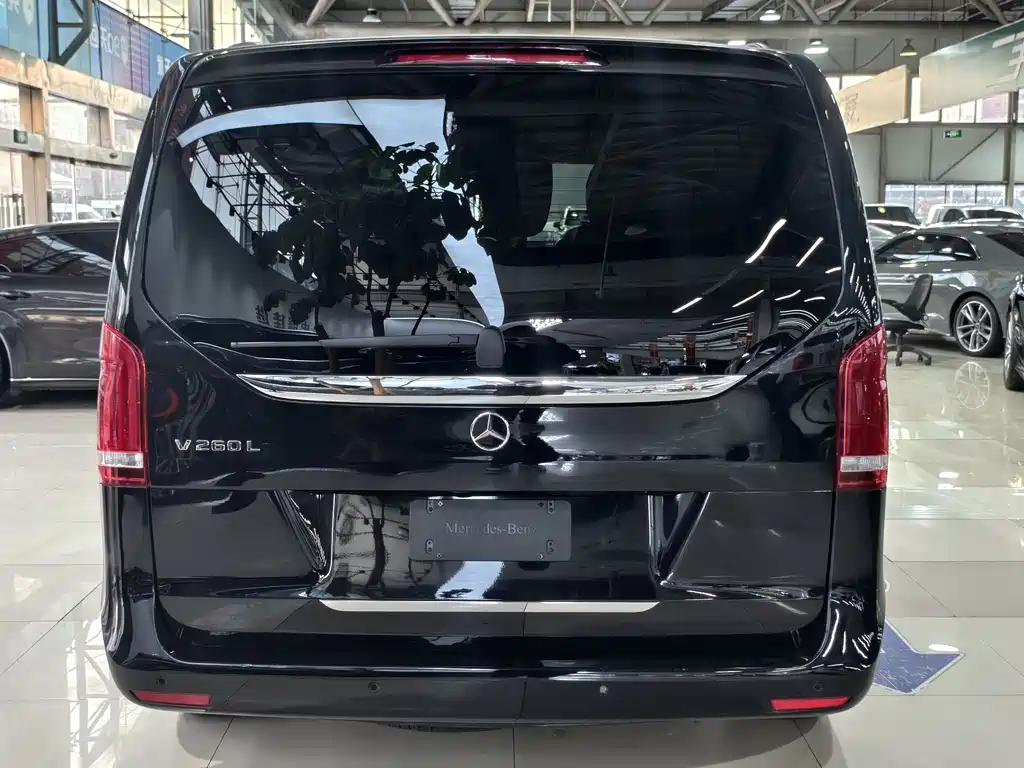 Mercedes-Benz V-Class 2023 — фото 24