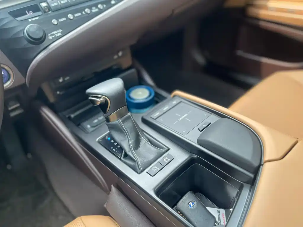 Lexus ES 2019 — фото 12