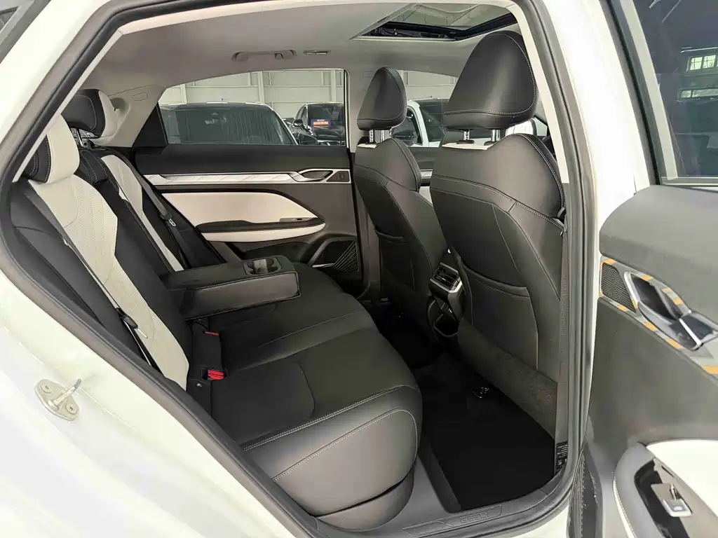 Geely Emgrand L 2022 — фото 16