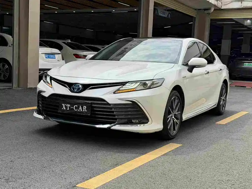 Toyota Camry 2023 — фото 1