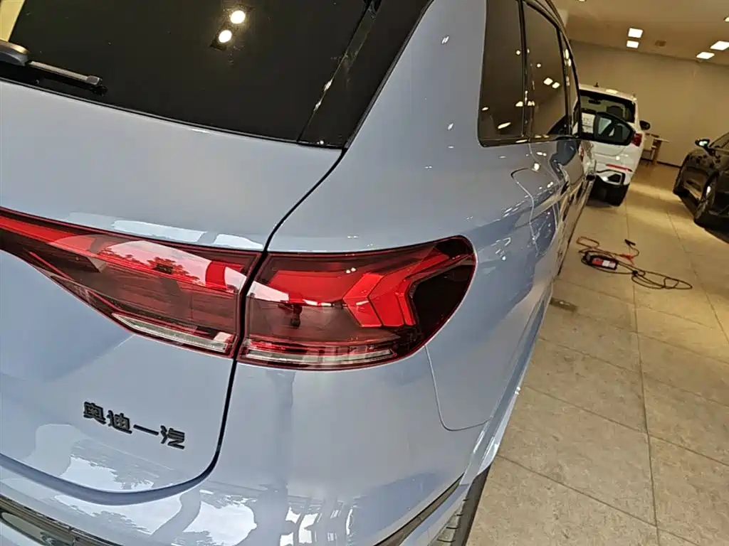 Audi Q6L e-tron 2025 — фото 8